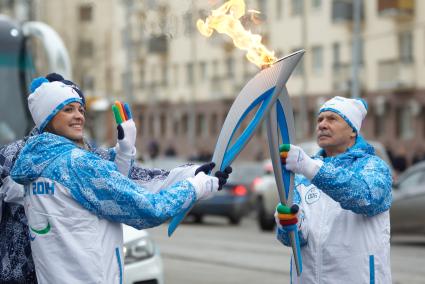 Первая вице-мисс `Екатеринбург-2012` Ирина Визгалова во время эстафеты Паралимпийского огня в Екатеринбурге.