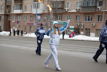 Первая вице-мисс `Екатеринбург-2012` Ирина Визгалова во время эстафеты Паралимпийского огня в Екатеринбурге.