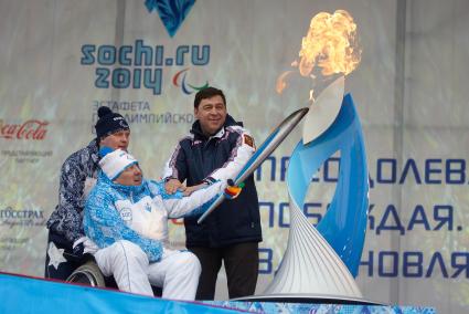 Сергей Зашихин - спортсмен-колясочник, мастер спорта России по кёрлингу и Губернатор Свердловской области Евгений Куйвашев во время эстафеты Паралимпийского огня в Екатеринбурге.