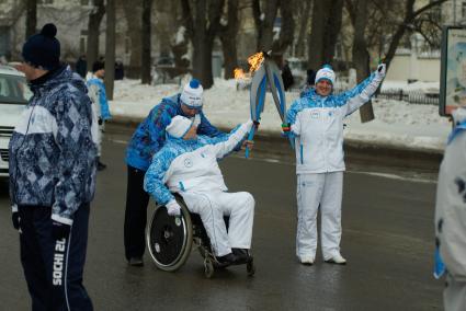 Сергей Зашихин (слева) - спортсмен-колясочник, мастер спорта России по кёрлингу во время эстафеты Паралимпийского огня в Екатеринбурге.