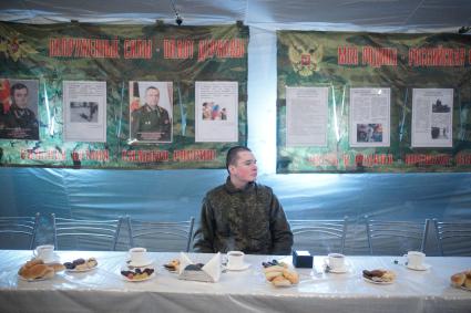 Полигон Уральского учебного центра под Екатеринбургом. Новобранец в солдатской столовой.