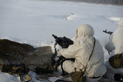 Полигон Уральского учебного центра под Екатеринбургом. Новобранцы на стрельбище. Гранатомет АГС-40.