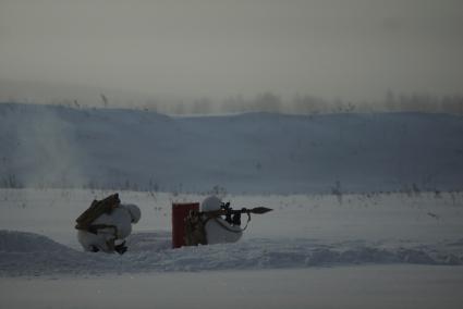 Полигон Уральского учебного центра под Екатеринбургом. Солдат выполняет стрельбу из ручного гранатомета.