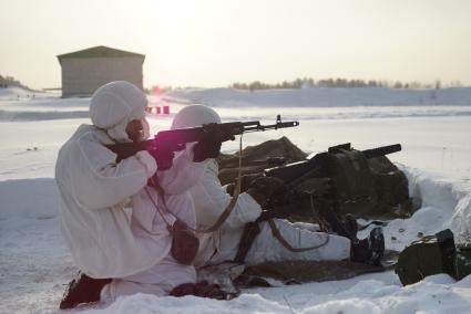 Полигон Уральского учебного центра под Екатеринбургом. Новобранцы на стрельбище. Гранатомет АГС-40 и автомат Калашникова.