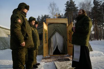 Полигон Уральского учебного центра под Екатеринбургом. 
Военно-полевой храм. Священник на входе с новобранцами.