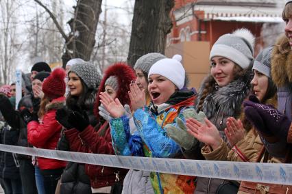 Эстафета паралимпийского огня в Саратове. Зрители следят за эстафетой.