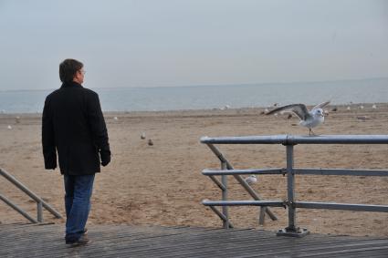 Русский район Брайтон бич (Brighton Beach) в Нью-Йорке. На снимке: мужчина смотрит на Атлантический океан.