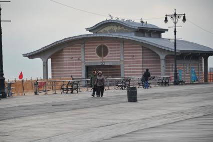 Русский район Брайтон бич (Brighton Beach) в Нью-Йорке. На снимке: набережная вдоль Атлантического океана.