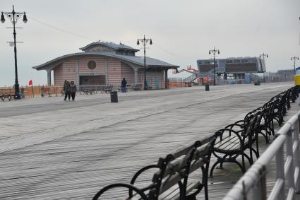 Русский район Брайтон бич (Brighton Beach) в Нью-Йорке. На снимке: набережная вдоль Атлантического океана.