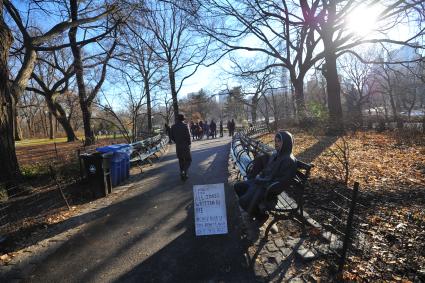 Центральный парк (англ. Central Park) в Нью-Йорке. На снимке: молодой человек с табличкой \'Все шутки написаны мной, если вы не рассмеетесь, верну все деньги обратно\'