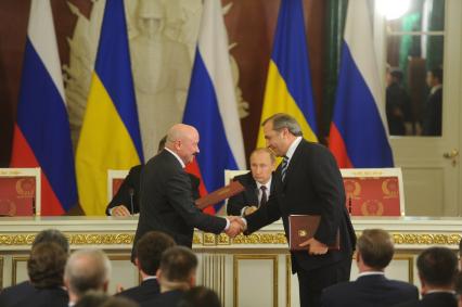 Встреча президента РФ В. Путина с президентом Украины Януковичем в Кремле. На снимке: председатель государственной службы Украины по вопросам чрезвычайных ситуаций Михаил Болотских (слева), президент России Владимир Путин (в центре) и министр РФ по делам гражданской обороны, чрезвычайным ситуациям и ликвидации последствий стихийных бедствийво Владимир Пучков (справа).