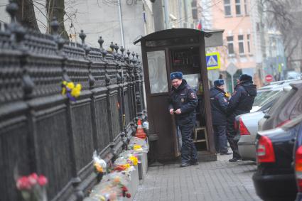 Посольство Украины в Москве. На снимке: полицейские у ворот.