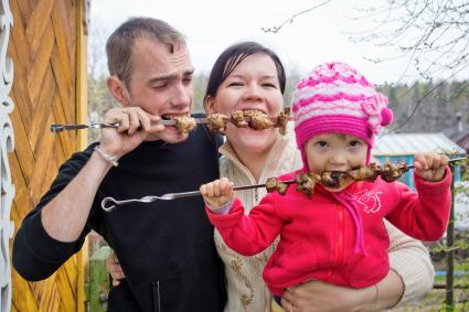 Семья с шашлыками.