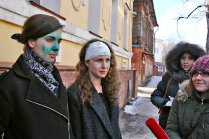 Участниц `Pussy Riot` облили зеленкой в Нижнем Новгороде. На снимке: участницы арт-проекта Мария Алехина и Надежда Толоконникова.