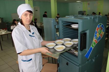 Термошкафы в школьных столовых сохраняют обеды горячими.