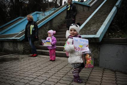 Митингующие дети в поддержку Крыма.