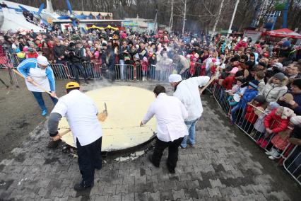 В Ставрополе на Масленицу испекли самый большой блин на Юге России.