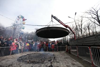 В Ставрополе на Масленицу испекли самый большой блин на Юге России.