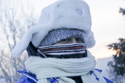 Традиционная патриотическая акция `Снежный десант - 2014` в Барнауле. На снимке: девушка на морозе.
