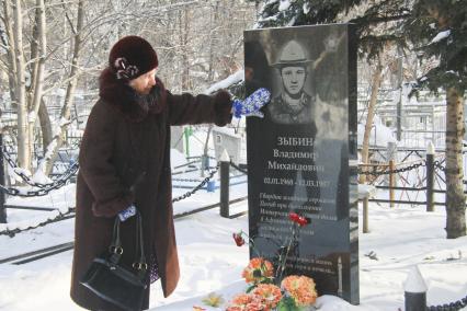 25 лет со дня вывода советских войск из Афганистана. Кладбище. Мать у могилы сына.