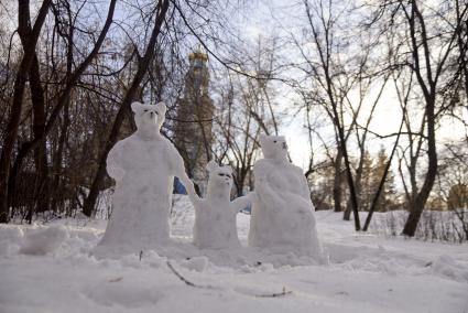 Снеговики медведи в парке Екатеринбурга.