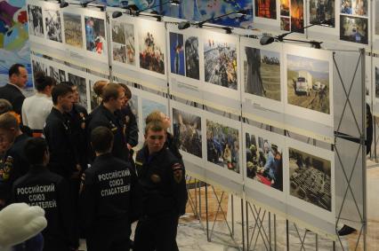 Фотовыставка посвященная  `Дню спасателя` в Кремлевском дворце. На снимке: посетители выставки.