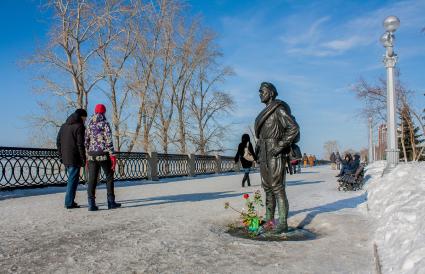 Памятник киногерою товарищу Сухову ( актер Анатолий Кузнецов ) на набережной в Самаре.