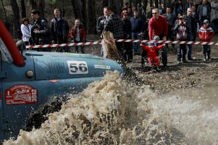 Джип-спринт `Апрельский кураж` в Барнауле. На снимке: маленький зритель болеет за экпипаж.