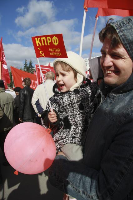 Митинг КПРФ на 1 Мая. Девочка с флажком.