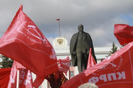 Митинг КПРФ на 1 Мая. Памятник Владимиру Ленину в окружении красных флагов.