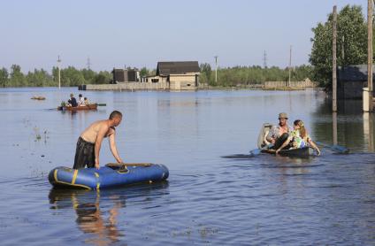 Люди в лодке.