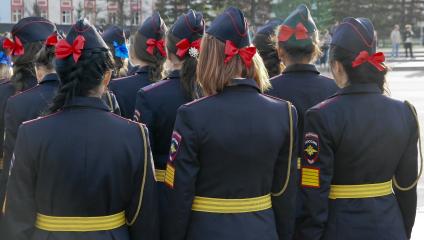 Репетиция Парада Победы в Барнауле. На снимке: женщины полицейские с красными бантами.