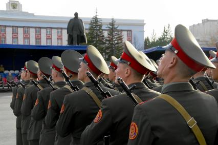 Репетиция Парада Победы в Барнауле. На снимке: солдаты на фоне памятника Владимиру Ленину.