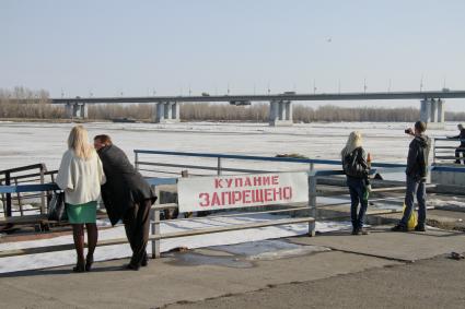 Речной вокзал. Барнаульцы ждут ледоход.