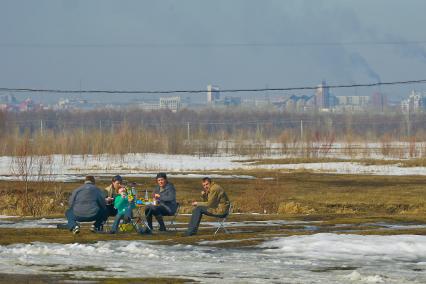 Семья на пикнике весной.