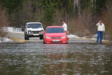 Паводок на реке Уста Уренского района Нижегородской области. Автомобили пытаются перебраться через затопленную дорогу.