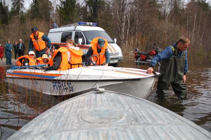 Паводок на реке Уста Уренского района Нижегородской области. Спасатели МЧС помогают местным жителям.