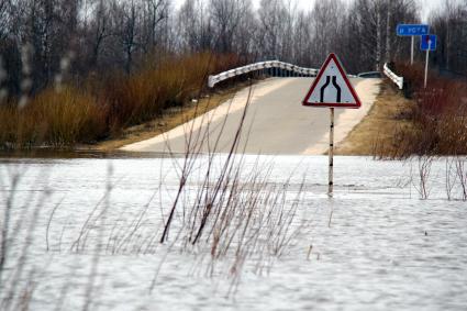 Паводок на реке Уста Уренского района Нижегородской области. Затопленная автомобильная дорога.