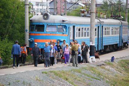 Дачники выходят из электрички.