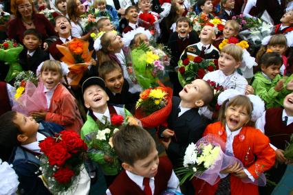 Первоклассники на школьной линейке в день знаний.