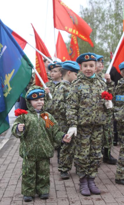 Дети в военной форме.