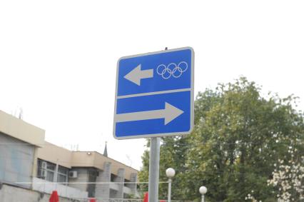 Виды Сочи. На снимке: дорожный знак, обозначающий олимпийские полосы.