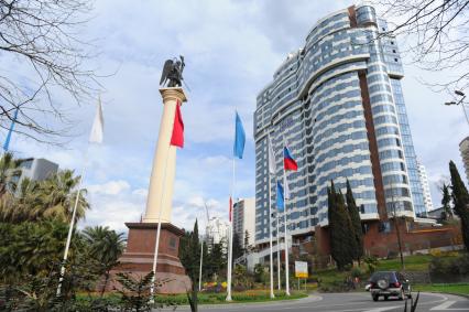 Виды Сочи. Курортный проспект. На снимке: монумент Михаила-Архангела и новый жилой дом.
