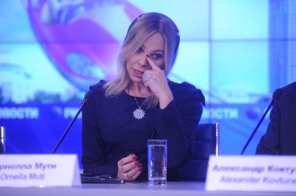 Пресс-конференция, посвященная открытию VIII Международного фестиваля театра и кино `В кругу семьи`. На снимке: итальянская актриса Орнелла Мути