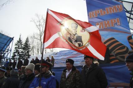 Митинг в поддержку поддержка Крыма в Барнауле. На снимке: митингующий с флагов: `Алтайский войсковой казачий фронт`.