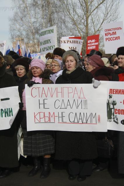 Митинг в поддержку поддержка Крыма в Барнауле. На снимке: митингующий с плакатом: `Сталинград не сдали!!! Крым - не сдадим!!!`.