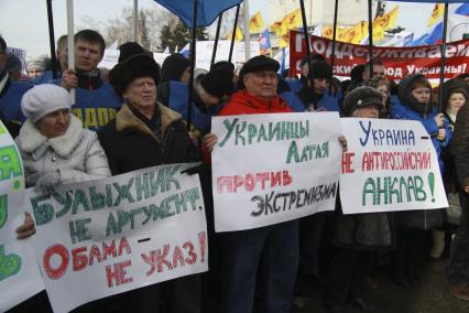 Митинг в поддержку поддержка Крыма в Барнауле. На снимке: митингующий с плакатом: `Украинцы Алтая против экстремизма`.