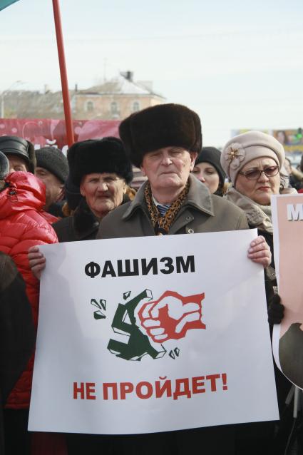 Митинг в поддержку поддержка Крыма в Барнауле. На снимке: митингующий с плакатом: `Фашизм не пройдет!`.