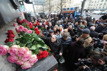 Кутузовский проспект, 26. Мемориальная доска генеральному секретарю ЦК КПСС Л.И. Брежневу. Открытие. На снимке:  участники мероприятия возлагают цветы к мемориальной доске.