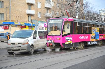 ДТП у метро Шаболовская с участием минивэна и трамвая.